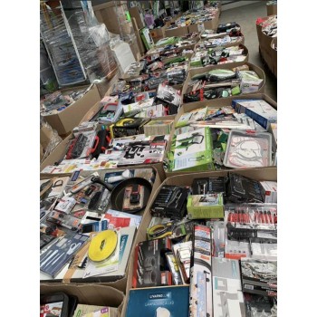 Lot de 30 palettes BAZAR de produits mélangés