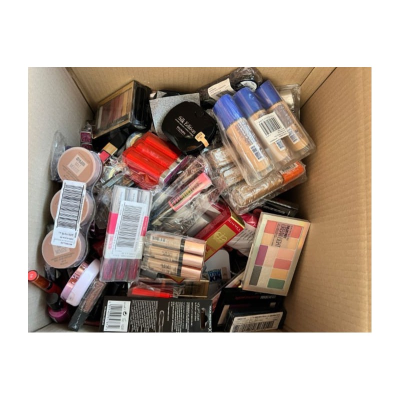 Lot de 750 pieces de cosmétiques de marques