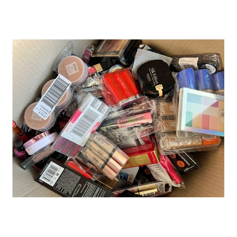 Lot de 450 pieces de cosmétiques de marques
