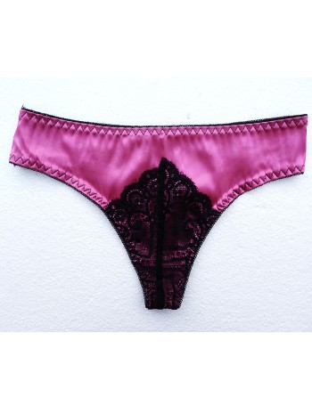 Lot de 24 tangas en tissu satiné avec un triangle de dentelle sur le devant