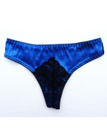 Lot de 24 tangas en tissu satiné avec un triangle de dentelle sur le devant