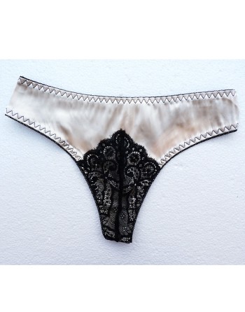 Lot de 24 tangas en tissu satiné avec un triangle de dentelle sur le devant