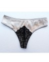 Lot de 24 tangas en tissu satiné avec un triangle de dentelle sur le devant